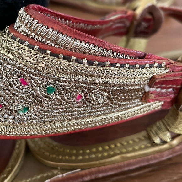 Fantastic hand made leather sandals with gold embroidery and pom poms - Picture 6 of 7